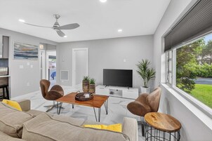 Hús - mörg rúm - verönd - útsýni yfir garð (Marina Row 4) | Stofa