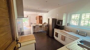 Private kitchen - Provençal house with swimming pool in a private lane (Roquefort-les-Pins)