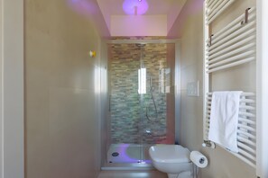 A modern bathroom with a glass-enclosed shower, a toilet, and a towel rack. - Apartment 'Torre Di Specchio 2' - Papaveri with pool, Wi-Fi and air conditioning (Bari)
