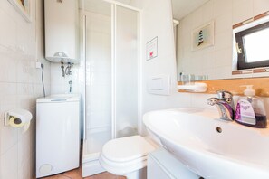 Shower, towels, soap - Charming vacation apartment with terrace & barbecue in quiet surroundings (Bribir)