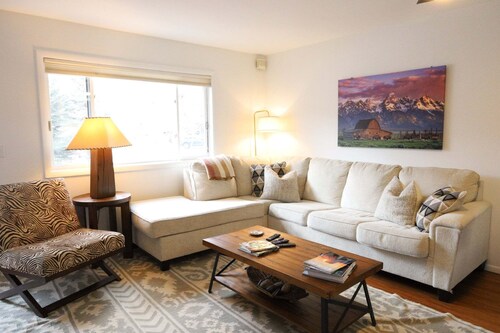 Jackson Luxe: Teton Views & Downtown Vibes 2 Bedroom Townhouse