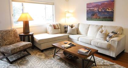Jackson Luxe: Teton Views & Downtown Vibes 2 Bedroom Townhouse