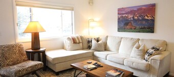 Jackson Luxe: Teton Views & Downtown Vibes 2 Bedroom Townhouse