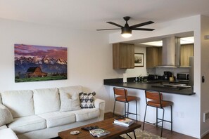 Casa adosada, 3 habitaciones | Zona de estar | Una Smart TV, servicios de streaming