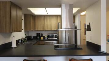 Townhome, 3 Bedrooms | Private kitchen