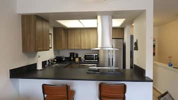 Townhome, 3 Bedrooms | Private kitchen | Fridge, oven, coffee/tea maker, toaster