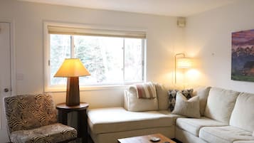 Casa adosada, 3 habitaciones | Zona de estar | Una Smart TV, servicios de streaming