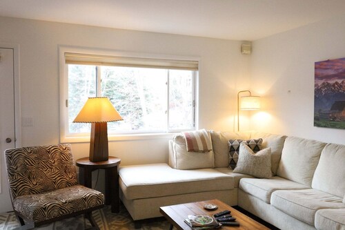 Jackson Luxe: Teton Views & Downtown Vibes 2 Bedroom Townhouse