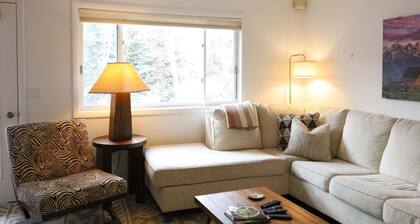 Jackson Luxe: Teton Views & Downtown Vibes 2 Bedroom Townhouse