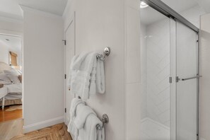 House, 4 Bedrooms | Bathroom - 1404 Front Street 4 Bedroom Home (Beaufort)