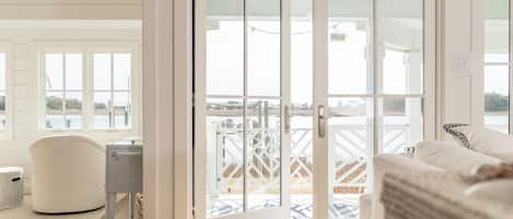 Casa, 4 habitaciones | Área de sala de estar | Smart TV