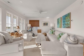 Living area - 1404 Front Street 4 Bedroom Home (Beaufort)