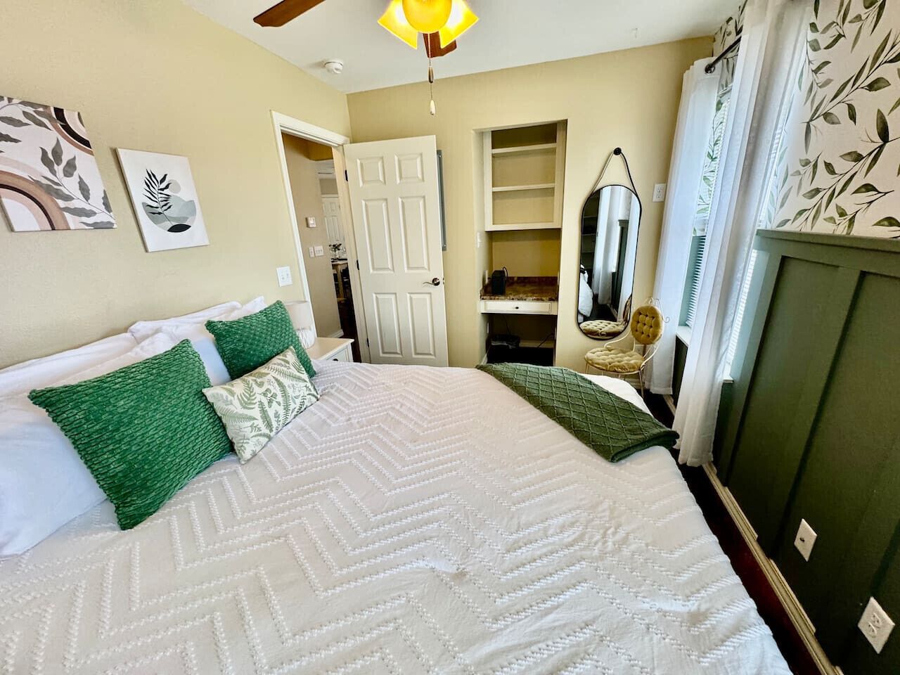 Desk, iron/ironing board, WiFi, bed sheets