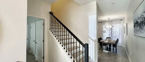 聯排別墅, 多張床, 可使用泳池, 泳池景 (Bright Luxe At Championsgate) | 內部