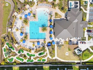 Outdoor pool, pool loungers - Bright Luxe At Championsgate (Davenport)