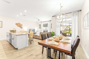 Stadtwohnung, Mehrere Betten, Poolzugang, Poolblick (Bright Luxe At Championsgate) | Speisen