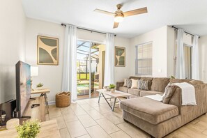 Townhouse, flere senger, adgang til basseng, bassengutsikt (Bright Luxe At Championsgate) | Oppholdsområde