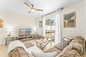 Stadtwohnung, Mehrere Betten, Poolzugang, Poolblick (Bright Luxe At Championsgate) | Wohnbereich