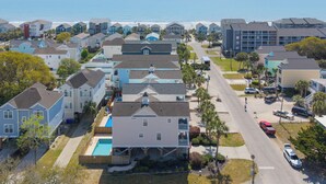 A coastal residential area with houses, a swimming pool, and a view of the ocean. - 4 BR Beach House with a Private Pool! Beach Life (Surfside Beach)