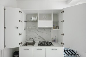 Kühlschrank, Herdplatte, Wasserkocher mit Kaffee-/Teezubehör