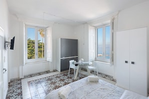 Iron/ironing board, WiFi, bed sheets - Apartment 'La Finestra' with Sea View, Wi-Fi and Air Conditioning (Castellammare di Stabia)