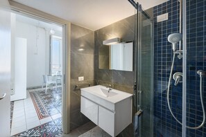 Dusche, Haartrockner, Handtücher
