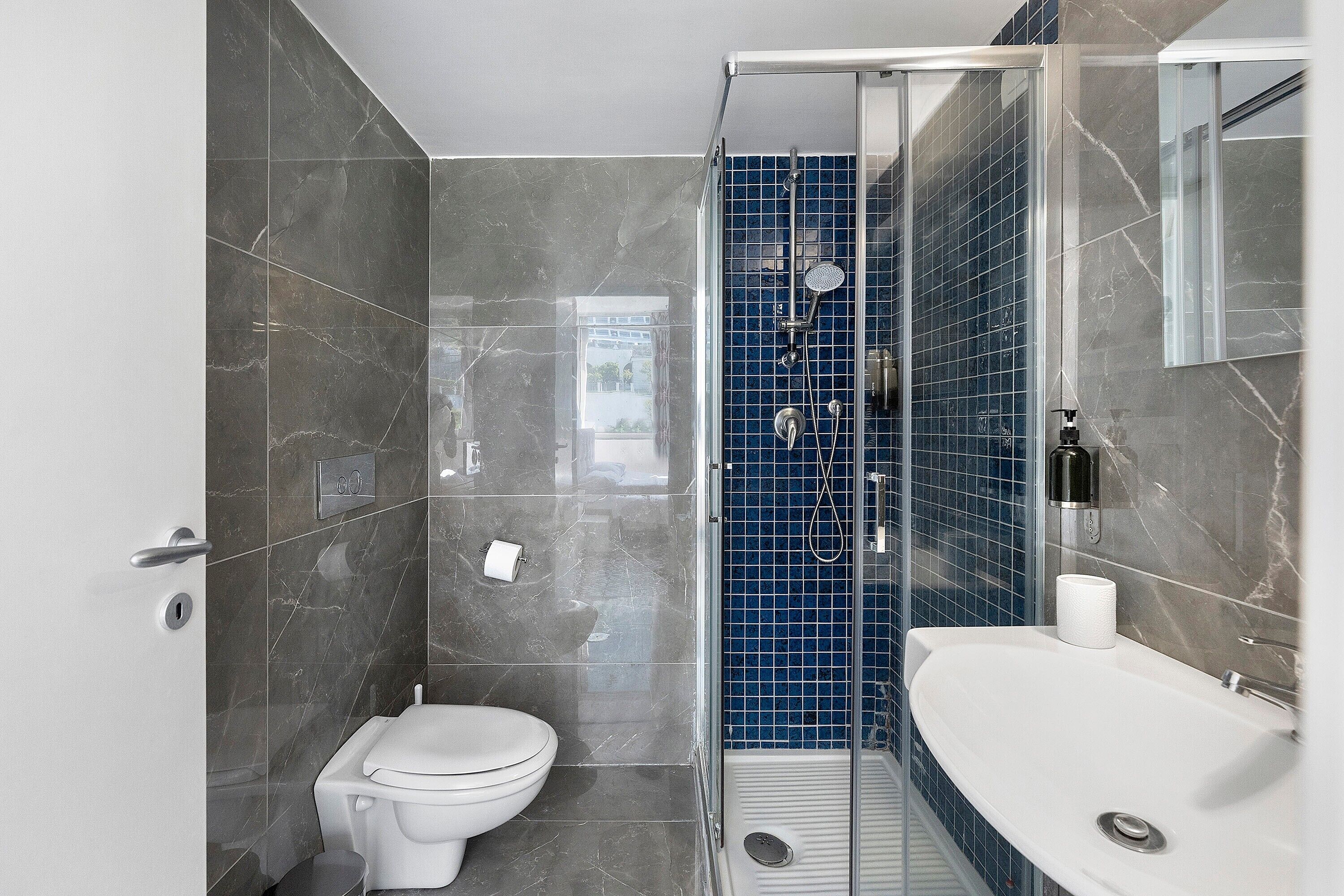 Een douche, een haardroger, handdoeken