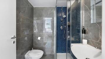 Een douche, een haardroger, handdoeken