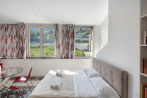 Iron/ironing board, WiFi, bed sheets - Apartment 'La Libreria' with Mountain View, Wi-Fi and Air Conditioning (Castellammare di Stabia)