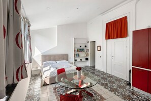 Iron/ironing board, WiFi, bed sheets - Apartment 'La Libreria' with Mountain View, Wi-Fi and Air Conditioning (Castellammare di Stabia)