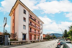 Exterior - GuestHost - Spacious and welcoming 100 square meters apartment, perfect for four people, located on the first floor of a building without an elevator.The property is located in a quiet residential area, well-served by essential services and public transp (Spoleto)