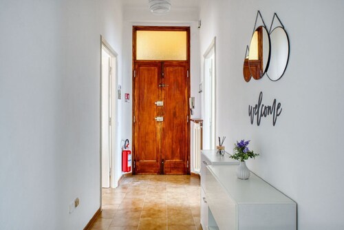 GuestHost - Spacious and welcoming 100 square meters apartment, perfect for four people, located on the first floor of a building without an elevator.The property is located in a quiet residential area, well-served by essential services and public transp