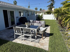 Outdoor dining - New 3-bedroom house with pool in St Pete Beach/Pass-a-Grille steps from beach (St. Pete Beach)