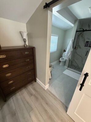 Dusch, hårtork, handdukar och tvål