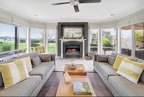 Smart TV, chimenea y tenis de mesa 