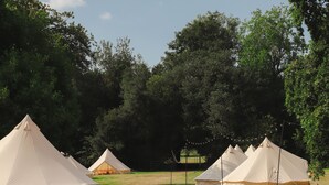 Un terrain de camping avec de nombreuses tentes disposées en rangées.
