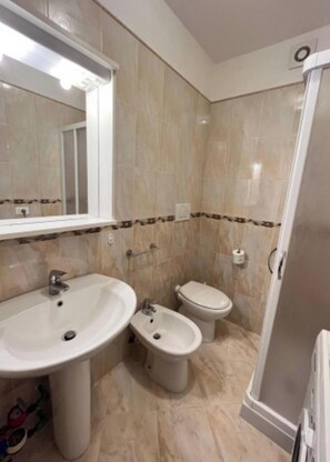 Apartment, 2 Bedrooms, Terrace, Ocean View | Bathroom - Beachside Comfortable Retreat (Lignano Sabbiadoro)