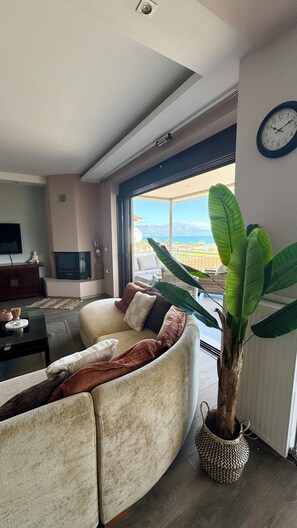 Smart TV y chimenea 