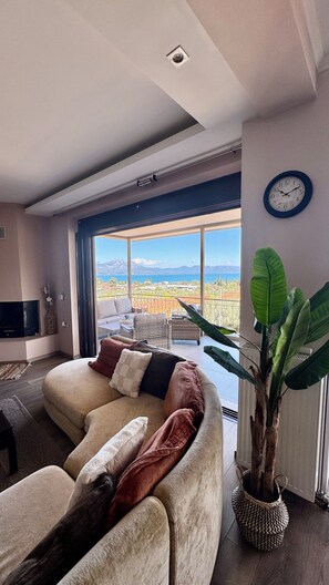 Smart TV, fireplace - Calma House – Luxury by the Sea | Chalkoutsi Oropos (chalkoutsi oropou)