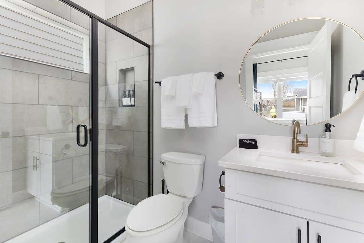 Douche, séchoir à cheveux, shampooing