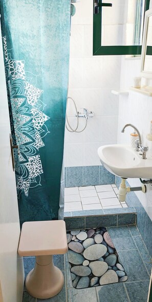 Shower, hair dryer, towels, shampoo - Gavriil Apartments Corfu - Maisonette w/ Sea Views (Kavos)