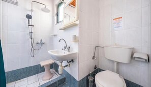Douche, sèche-cheveux, serviettes fournies, shampoing