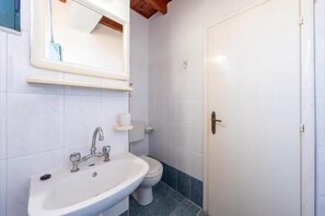 Douche, sèche-cheveux, serviettes fournies, shampoing