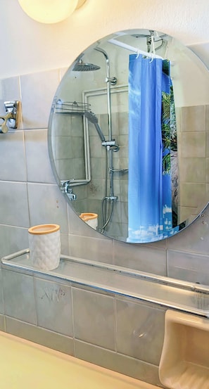 Shower, hair dryer, towels, shampoo - Gavriil Apartments Corfu - Seaview Studio Retreat (Kavos)