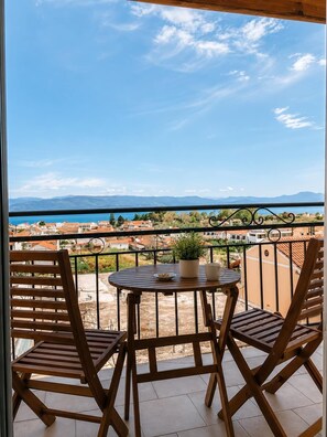 Outdoor dining - Gavriil Apartments Corfu - Seaview Studio Retreat (Kavos)