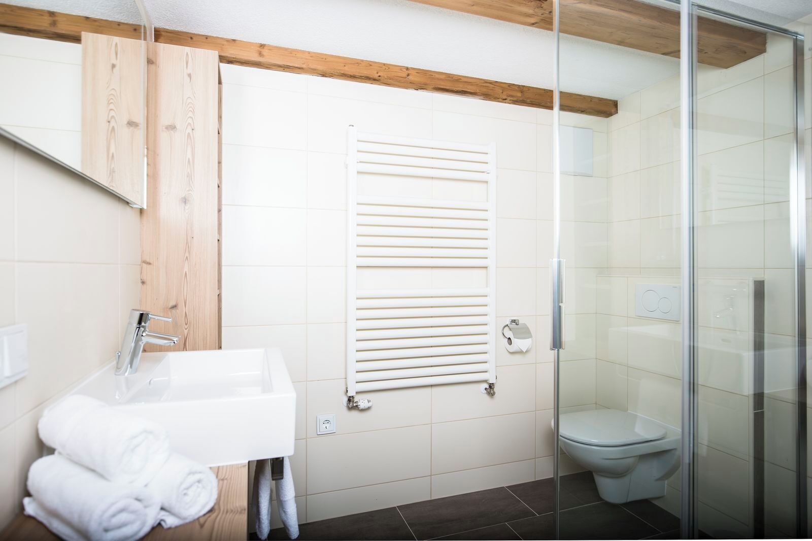 Douche, sèche-cheveux, serviettes fournies, savon