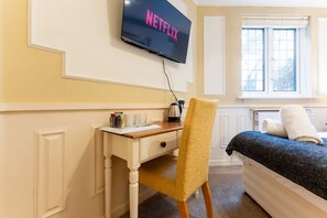 Skrivbord, strykjärn/strykbräda, wi-fi och sängkläder