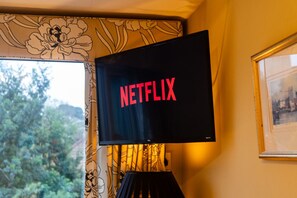 Television - Cransley Room 12 - Close to the Beach & Town Centre (Bournemouth)