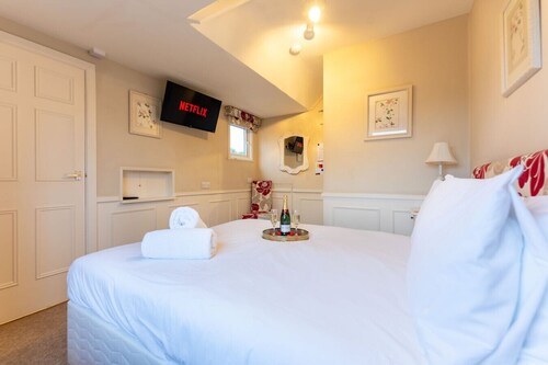 Cransley Room 13 - Double Room close to the beach, town and station