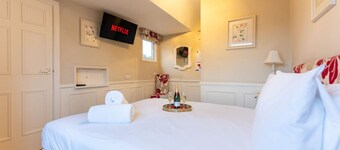 Cransley Room 13 - Double Room close to the beach, town and station